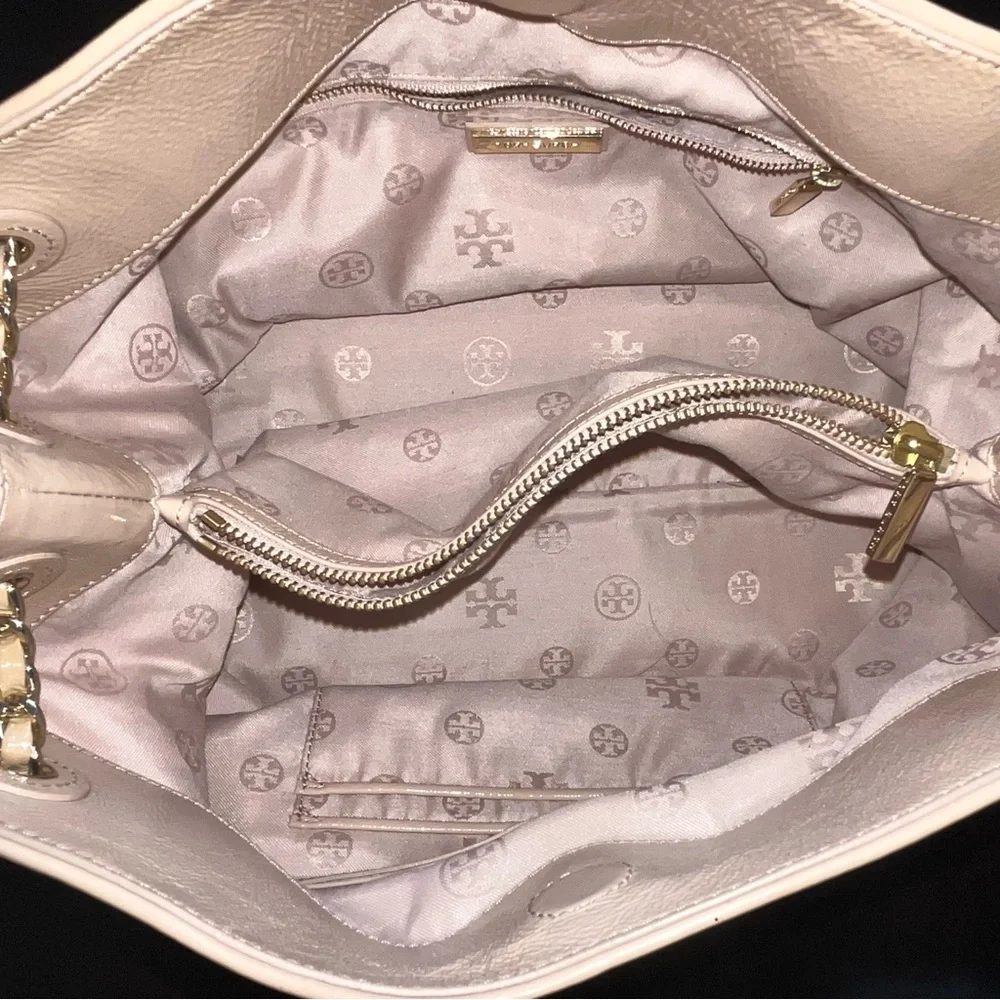 TORY BURCH Marion Quilted Patent Chain-Shoulder Slouchy Tote in Light Oak